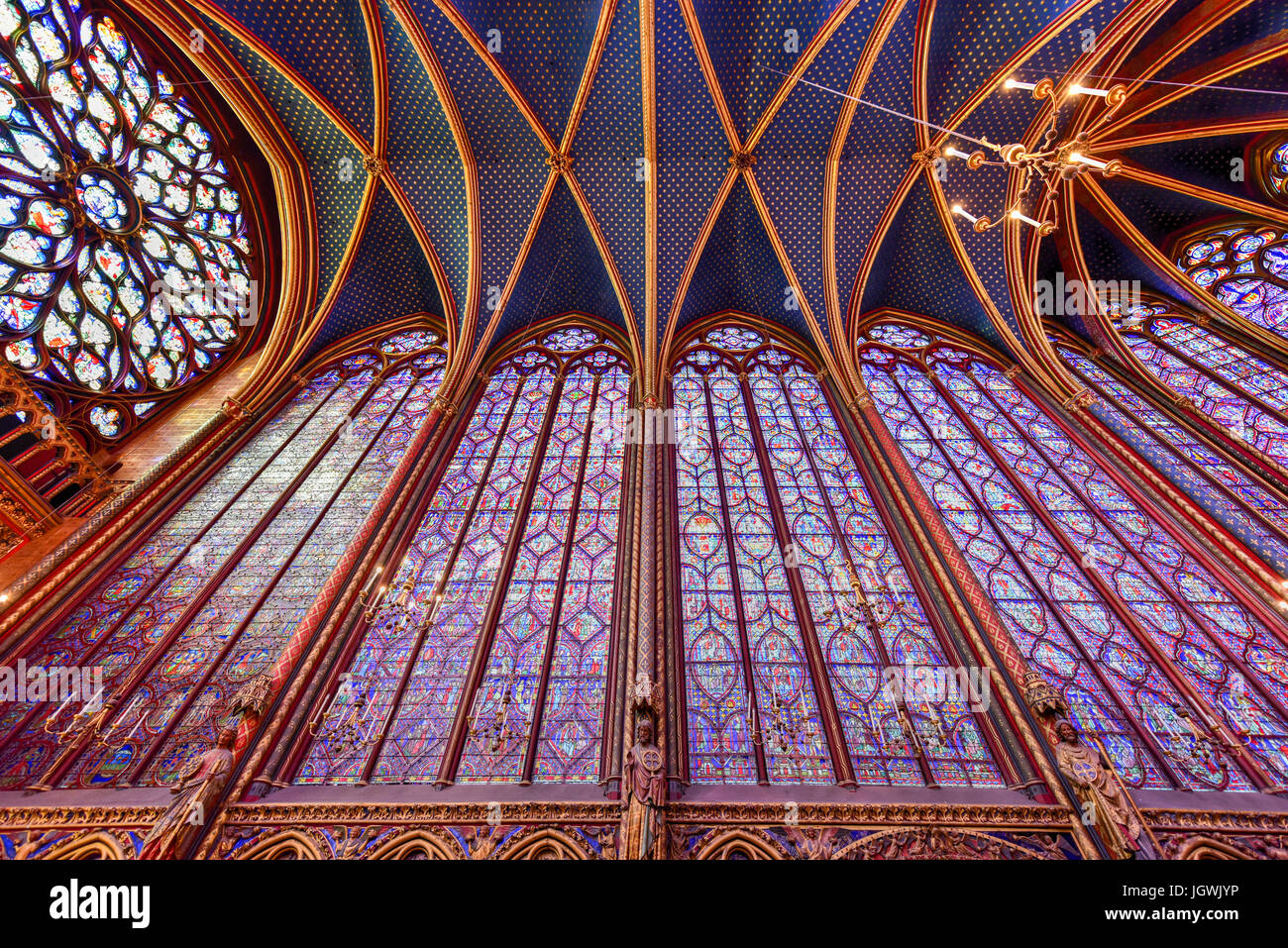 Die Sainte-Chapelle ist eine königliche Kapelle im gotischen Stil, innerhalb der mittelalterlichen Palais De La Cité, die Residenz der französischen Könige bis zum 14. Stockfoto