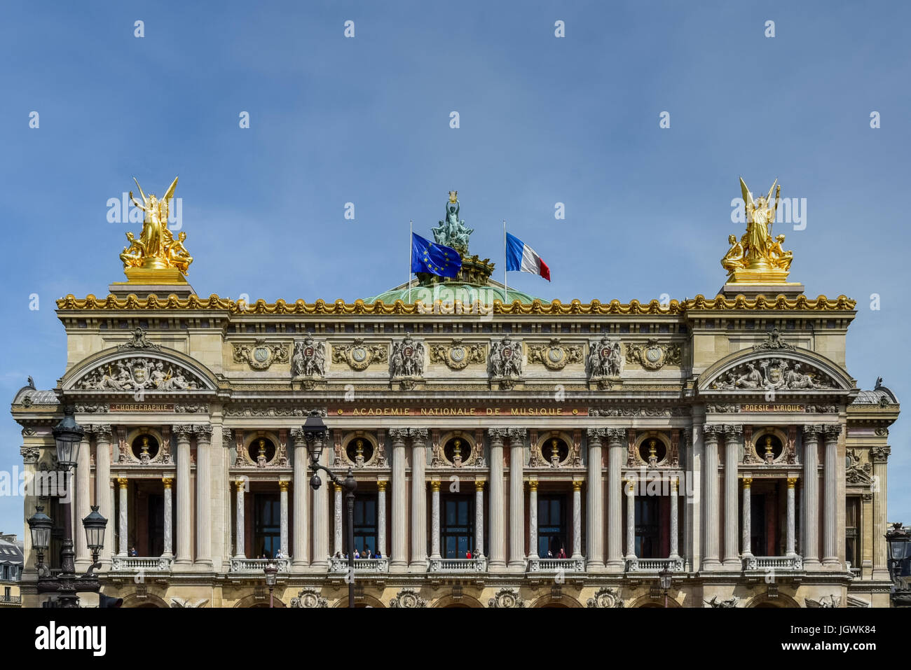 Palais oder Opera Garnier & The National Academy of Music in der Abenddämmerung in Paris, Frankreich. Es ist ein 1979-Sitz Oper Haus, erbaut von 1861 bis 1875 für Stockfoto