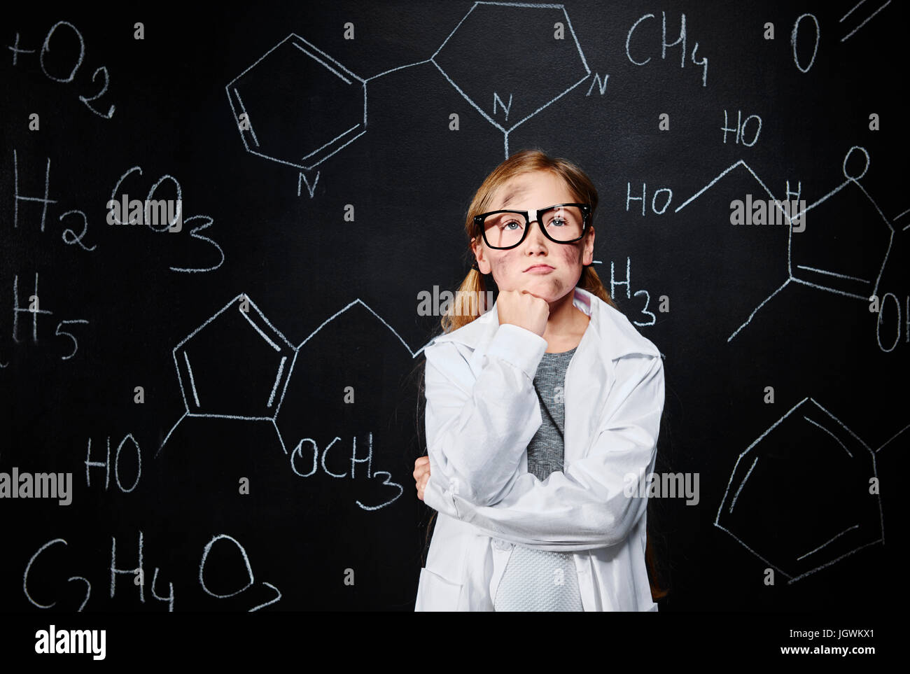 Kleines Mädchen denken über neue chemische Bindung Stockfoto