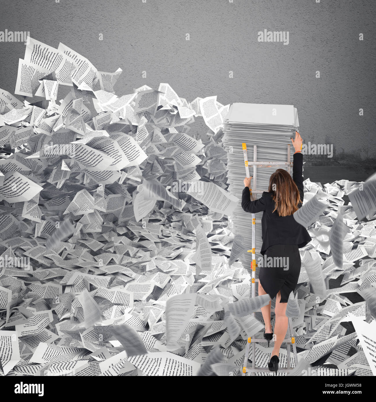 Geschäftsfrau mit Papierblatt überall. Von Bürokratie Konzept begraben. Stockfoto