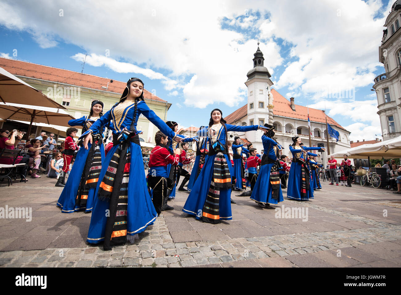 Tutarchela Choreographic Ensemble aus Zugdidi, Georgia, Auftritt beim 29. Folkart International CIOFF Folklore Festival, Sub Folklorefestival von Festival Lent, eines der größten Outdoor-Festivals in Europa. Folkart, Festival Lent, Maribor, Slowenien, 2017. Stockfoto