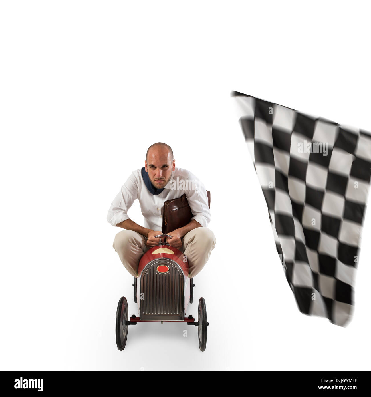 Erfolgreicher Geschäftsmann in einem kleinen Auto auf der Ziellinie Stockfoto