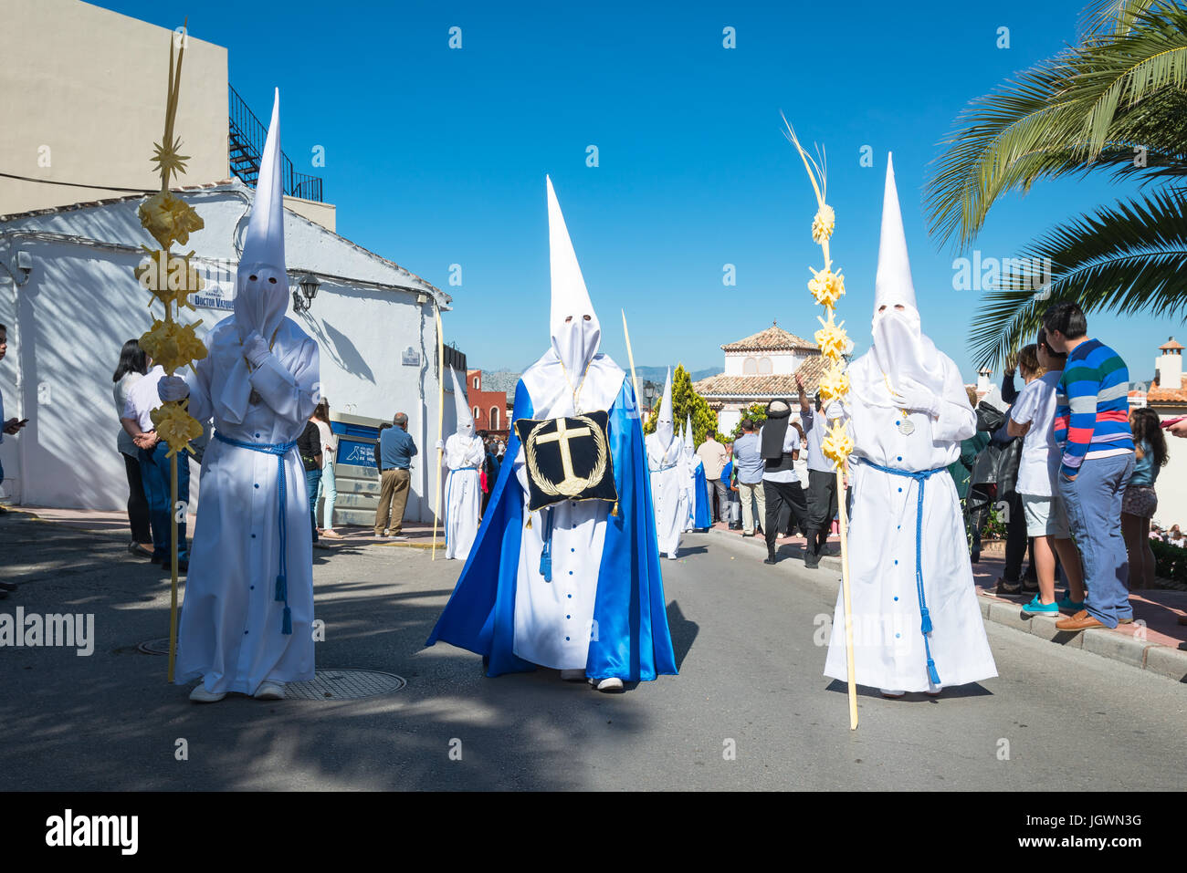 Büßer, Nazarenos, in ihren typischen Kapuzen Roben während der Feierlichkeiten der Semana Santa, die Karwoche, Prozession, Karfreitag.  Spanien Stockfoto