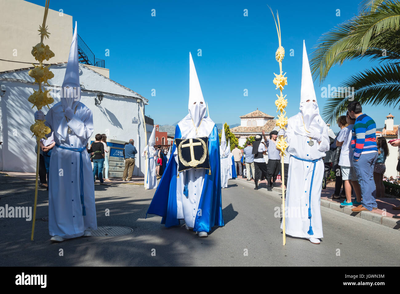 Büßer, Nazarenos, in ihren typischen Kapuzen Roben während der Feierlichkeiten der Semana Santa, die Karwoche, Prozession, Karfreitag.  Spanien Stockfoto