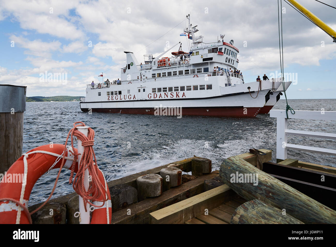 Katamaran "Onyx" Zegluga Gdanska Reeders gesehen von der hölzernen Seebrücke in Sopot, Polen, Juli 2017. Stockfoto