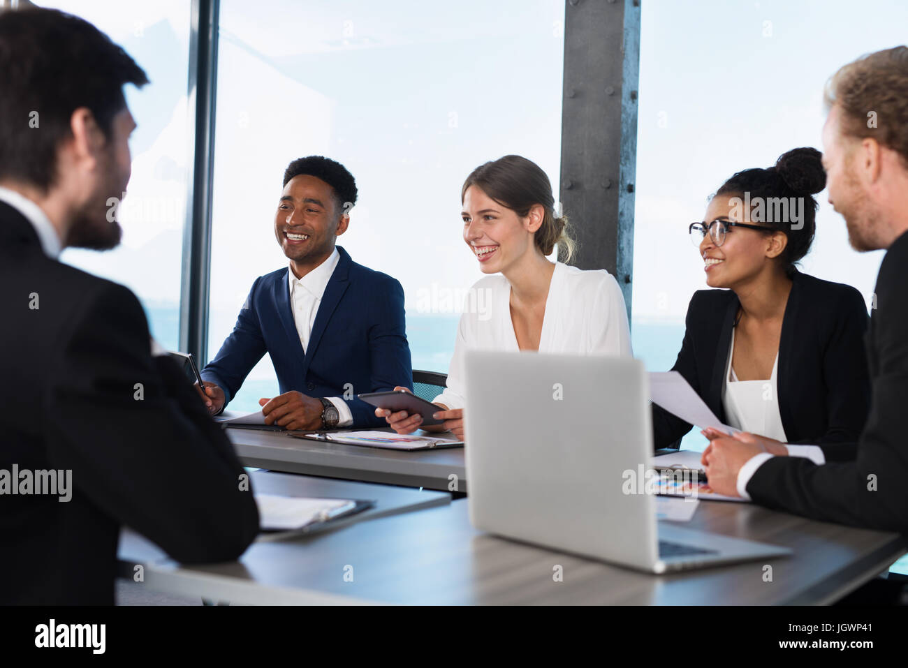 Team von Geschäftsleuten zusammenarbeiten im Amt. Konzept der Teamarbeit und Partnerschaft Stockfoto