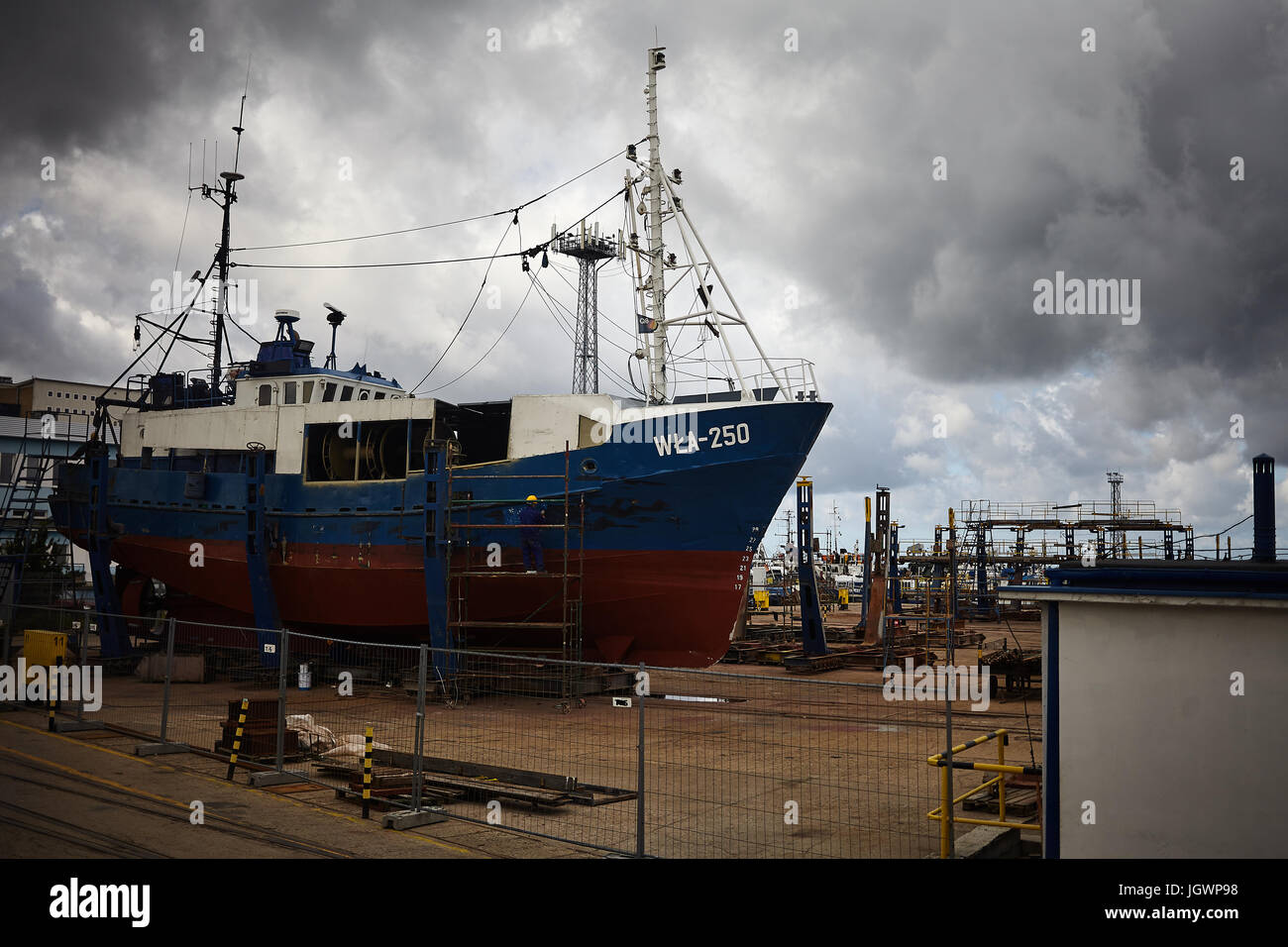 Menschen arbeiten allein in der Werft, Wladyslawowo, Nordpolen Juli 2017. Stockfoto