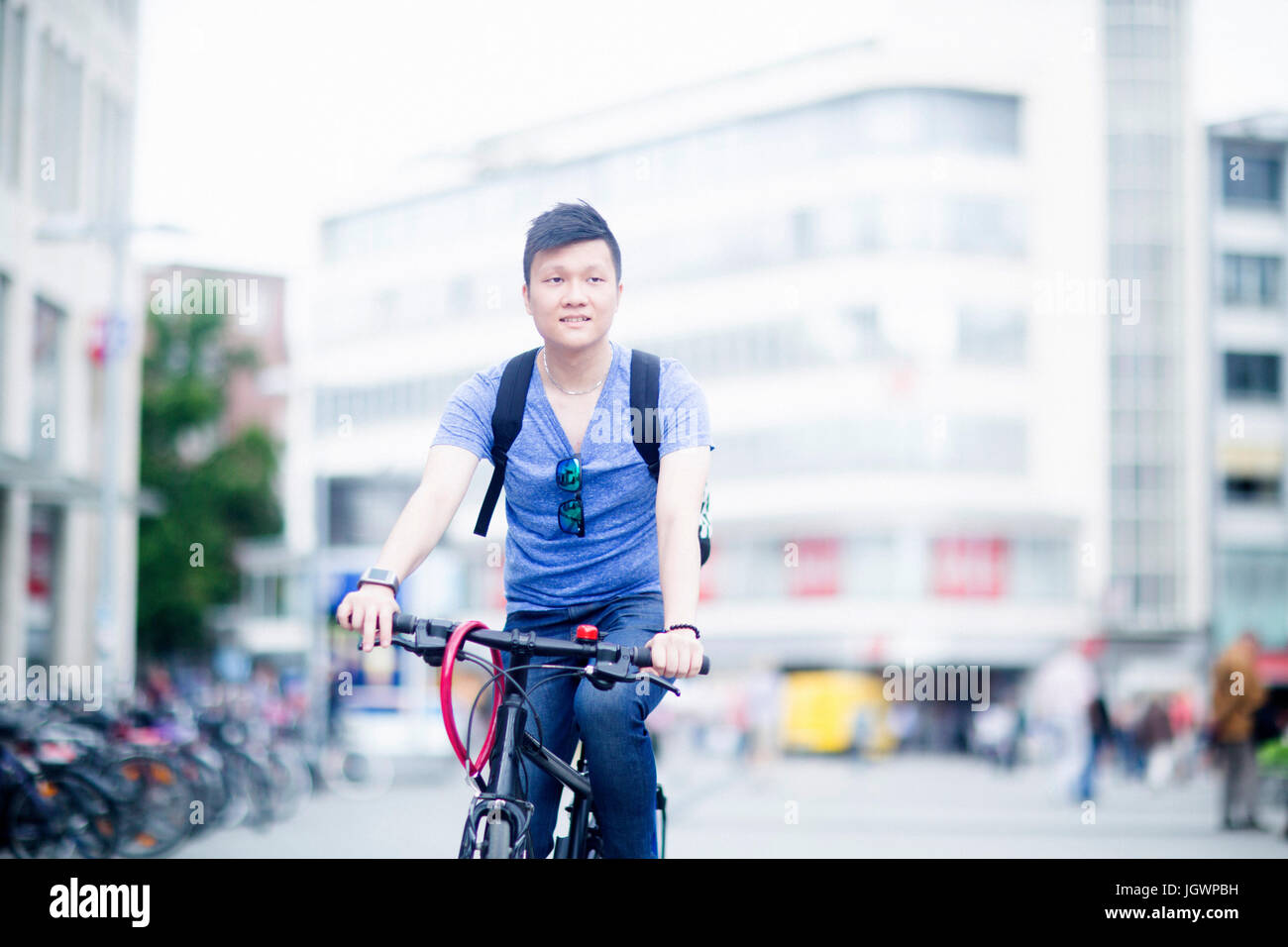 Mann Reiten Fahrrad in der Stadt Stockfoto