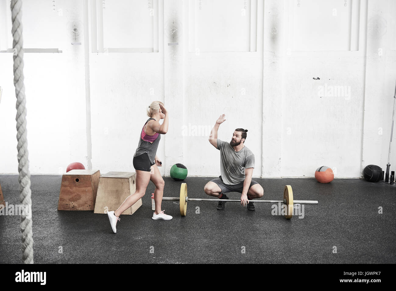 Paar hohe fünf nachgebend, cross-Training-Fitness-Studio Stockfoto