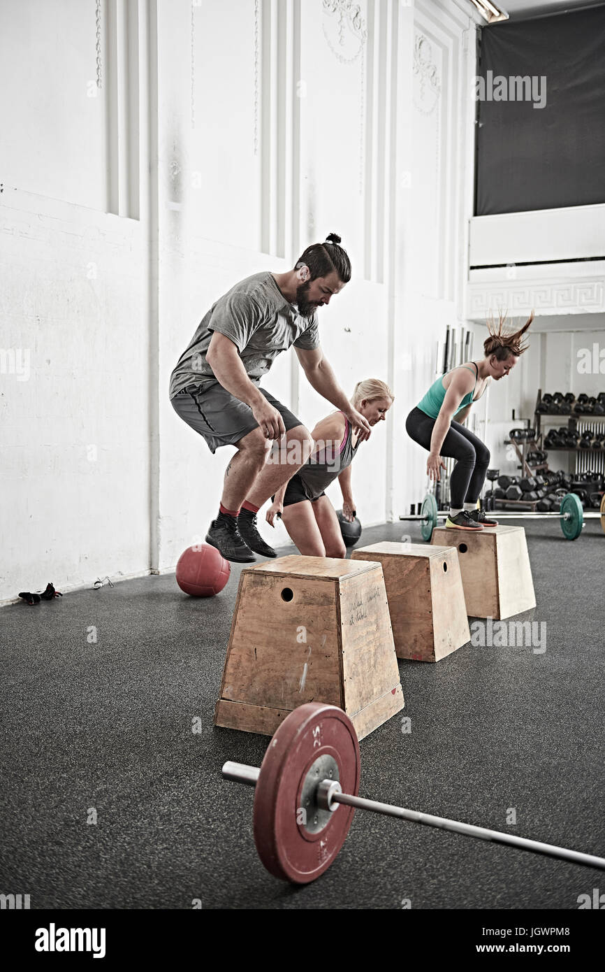 Sprung auf Fitness Freunde box in cross-Training-Fitness-Studio Stockfoto