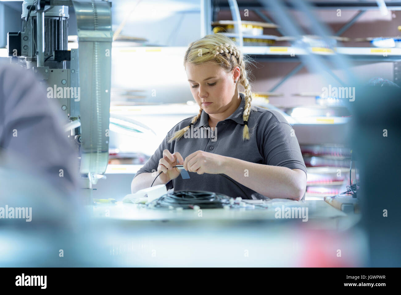Weiblichen Lehrling Elektroingenieure Kabel Abschluss Fabrik Stockfoto