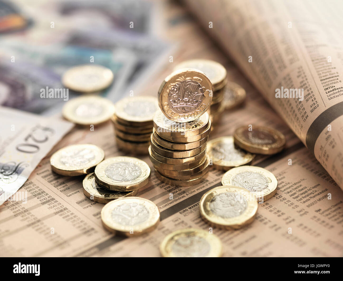 Stillleben der britischen Währung auf Finanzzeitung, Nahaufnahme Stockfoto