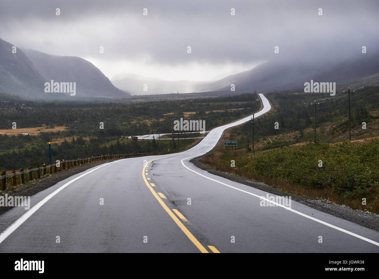 Kurvenreiche Landstraße durch Gros Morne National Park, Neufundland, Kanada Stockfoto