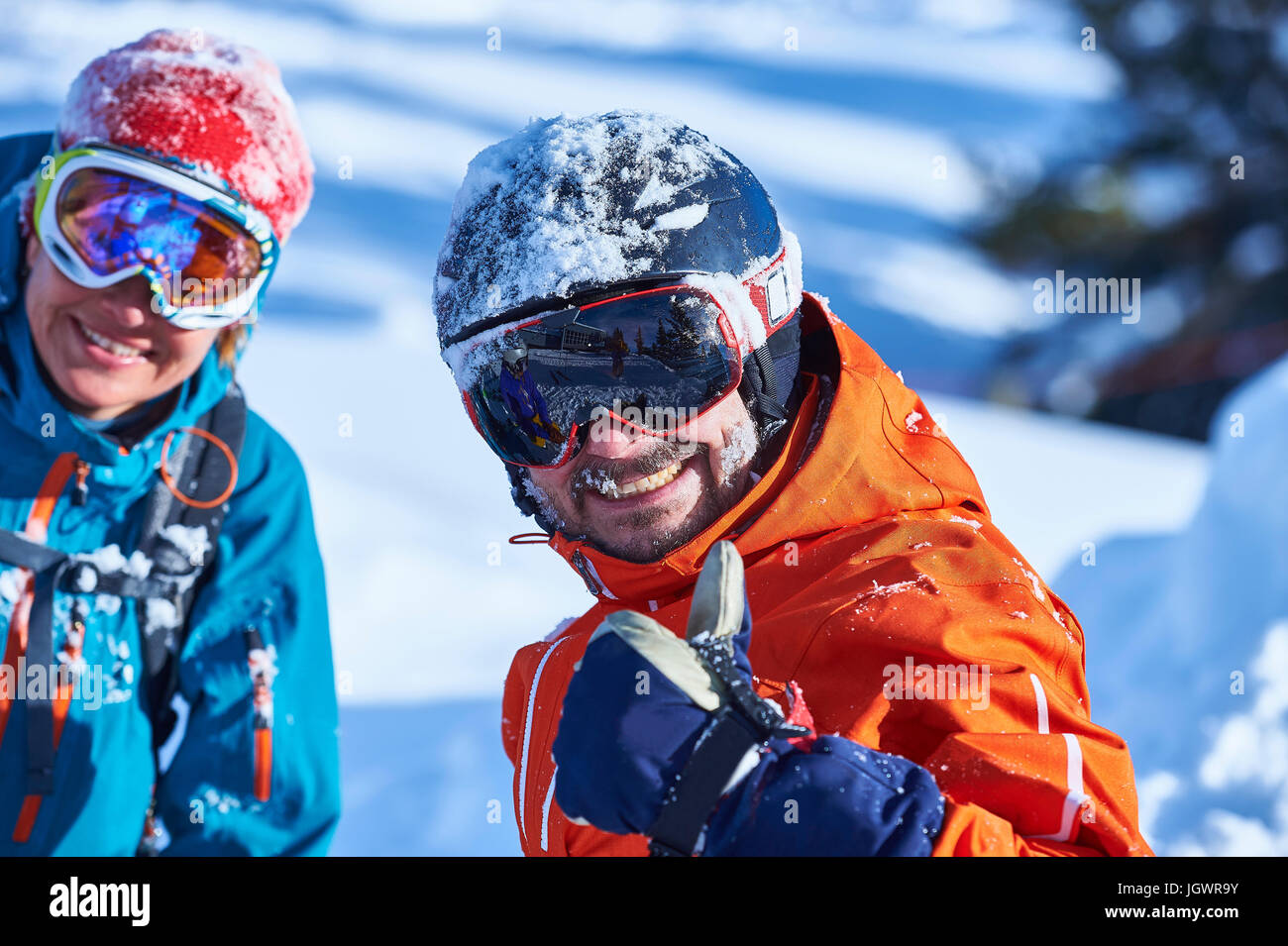 Porträt von einem männlichen und weiblichen Skifahrer in Helm und Brille auf Skipiste, Aspen, Colorado, USA Stockfoto