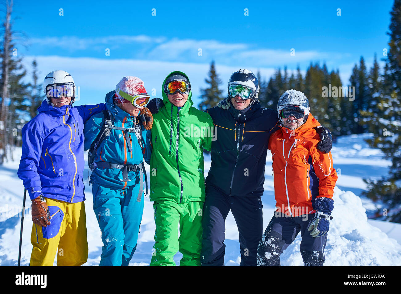 Porträt von männlichen und weiblichen Skifahrer in Helm und Brille auf Skipiste, Aspen, Colorado, USA Stockfoto