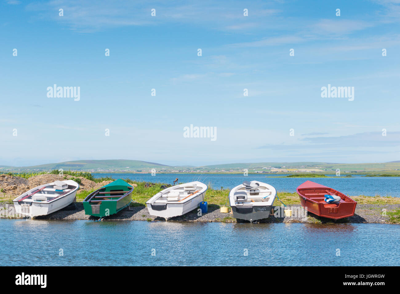 Fünf Boote am Ufer des Loch Harray, Orkney Scotland UK Stockfoto