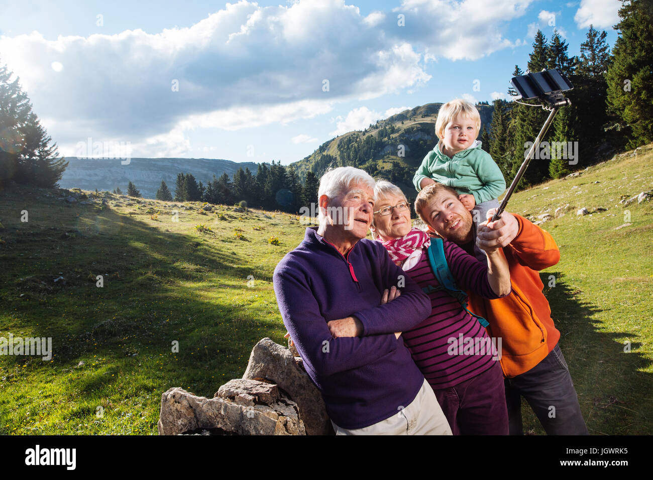 Drei-Generationen-Familie in ländlicher Umgebung, wobei Selfie, mit Smartphone und Selfie Stick, Genf, Schweiz, Europa Stockfoto