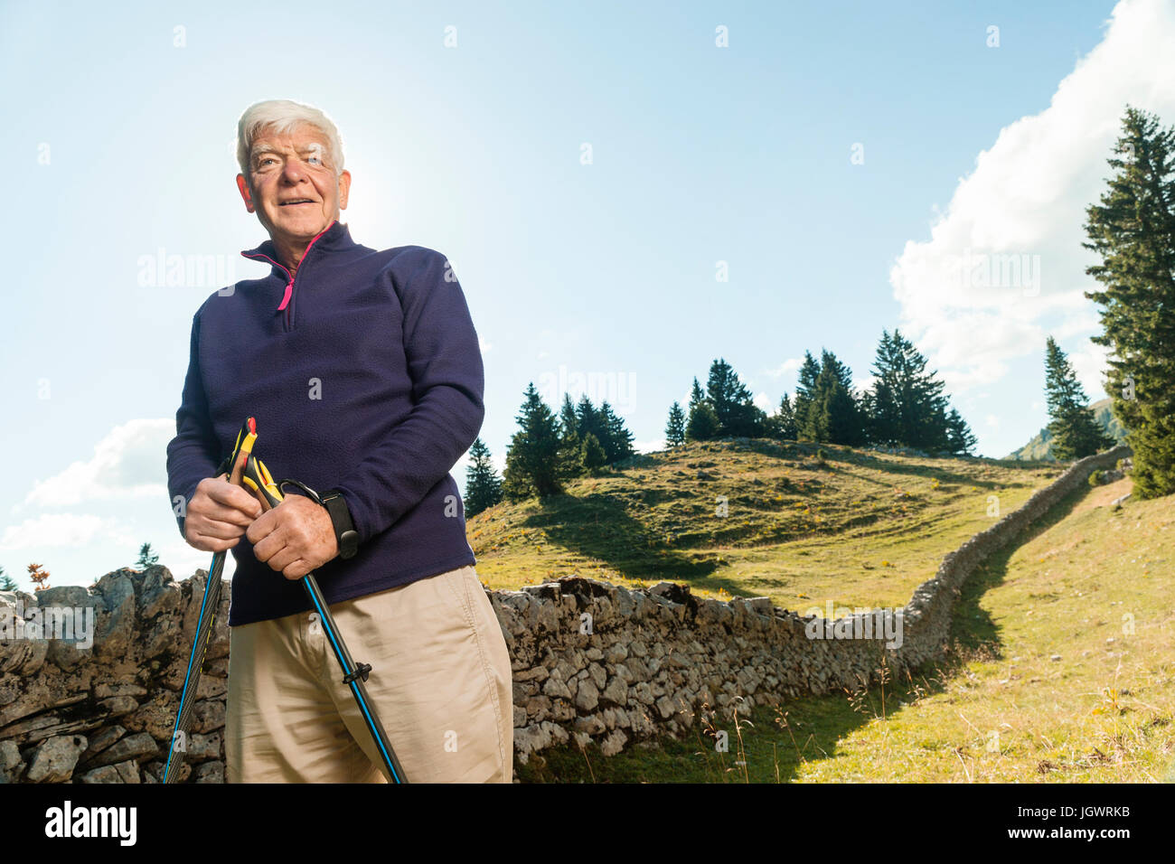 Porträt des älteren Menschen in ländlicher Umgebung, holding, walking Stöcke, Genf, Schweiz, Europa Stockfoto