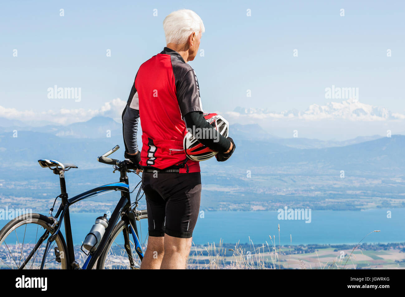 Senior woman Radsport Kleidung, stehend auf Hügel, neben dem Fahrrad, Blick, Geneva, Switzerland, Europa Stockfoto