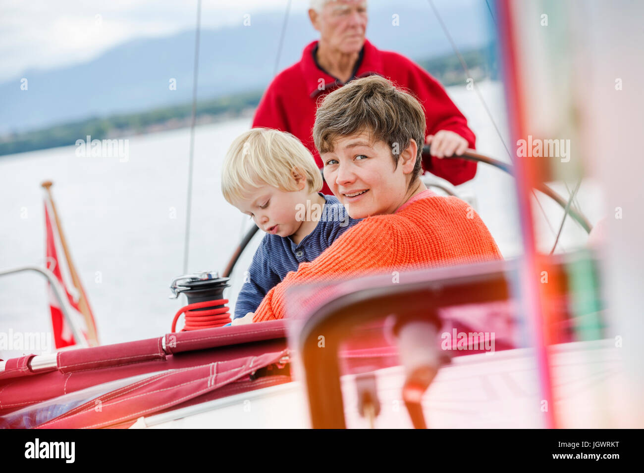 Drei-Generationen-Familie auf Segelboot, Genf, Schweiz, Europa Stockfoto