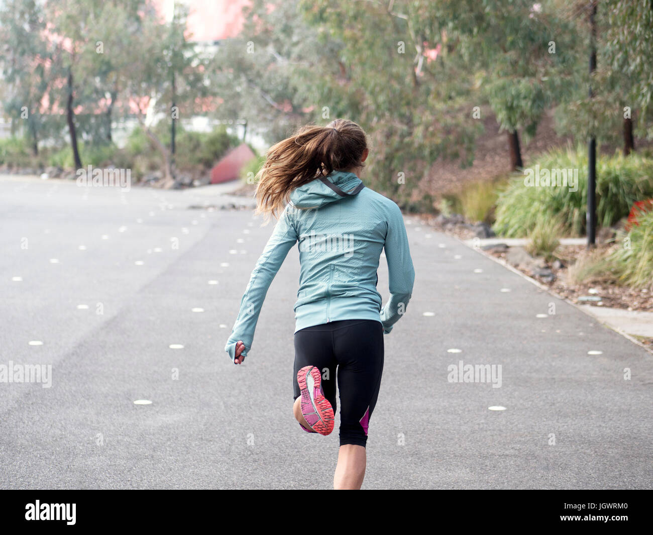 Rückansicht des weiblichen Läufer laufen durch den park Stockfoto