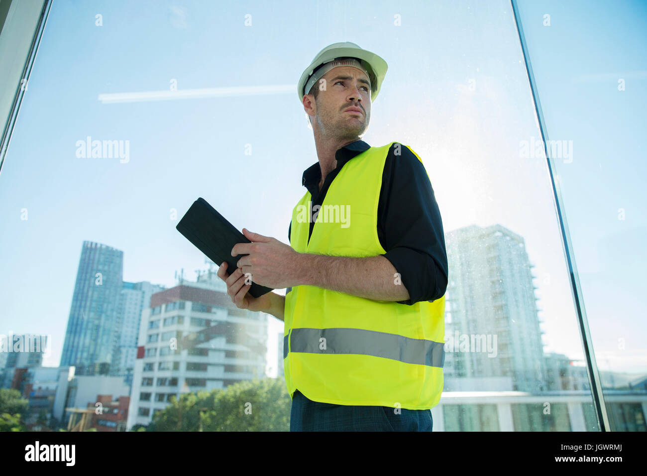 Mann, der hart trägt Hut und Hallo Weste Vis, mit digital-Tablette Stockfoto