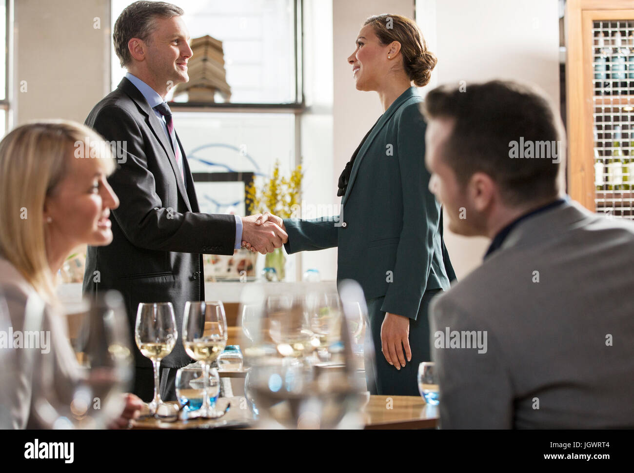 Unternehmer und Unternehmerinnen beim Mittagessen im restaurant Stockfoto