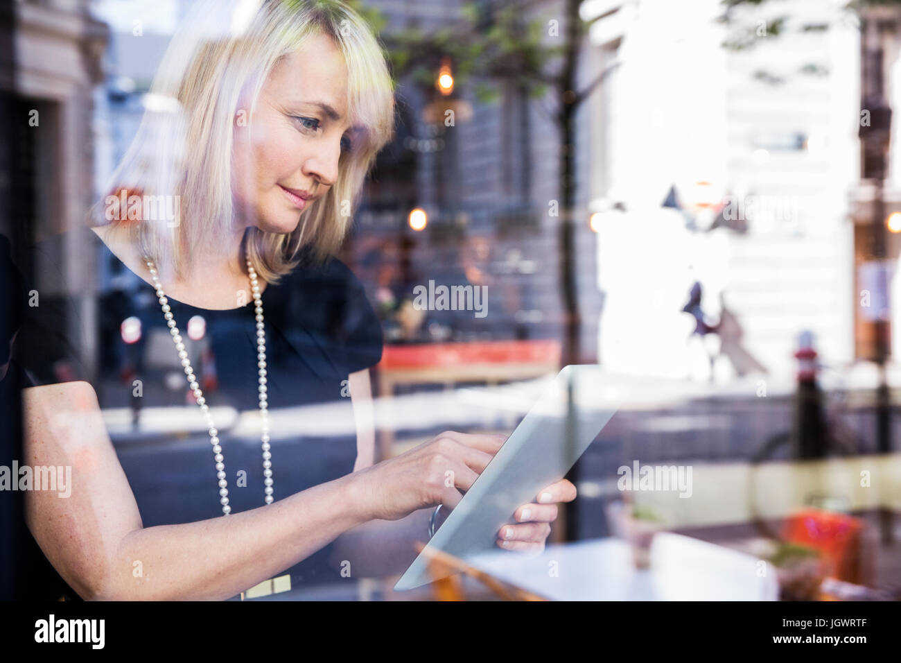 Geschäftsfrau mit digital-Tablette Stockfoto