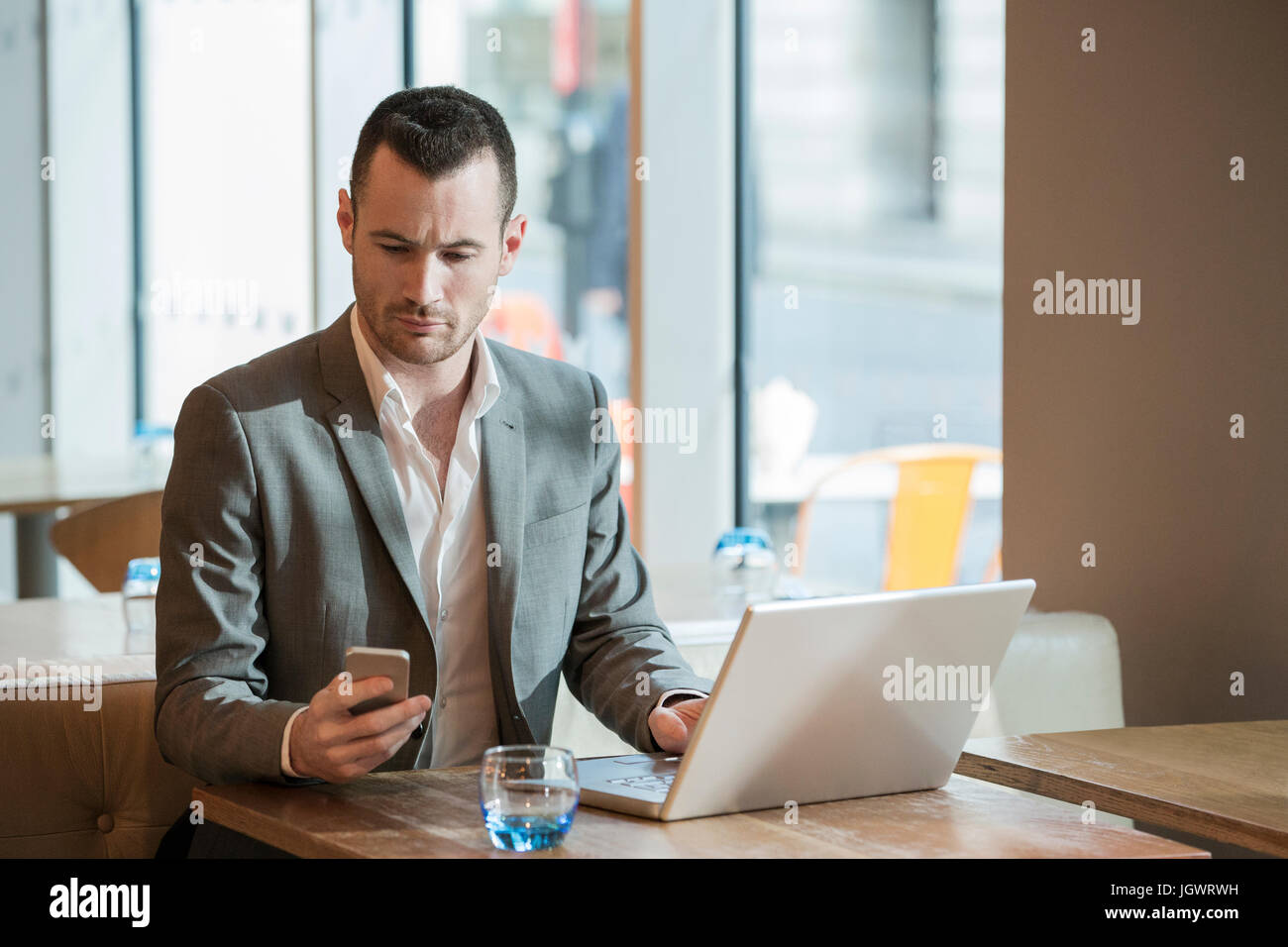 Geschäftsmann, arbeiten im café Stockfoto