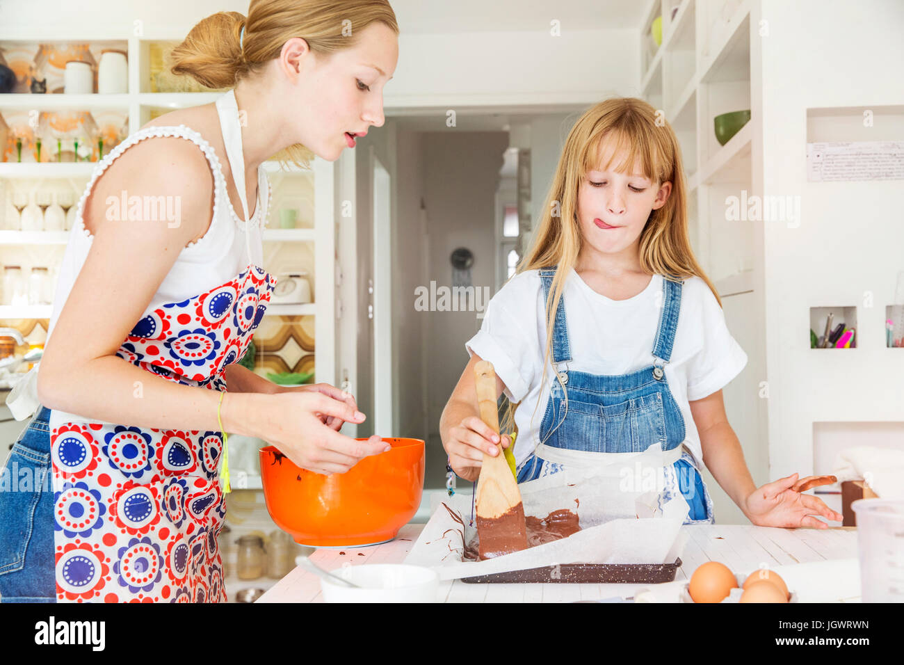 Mädchen, die Vorbereitung von Schokoladen-Brownies in Küche Stockfoto