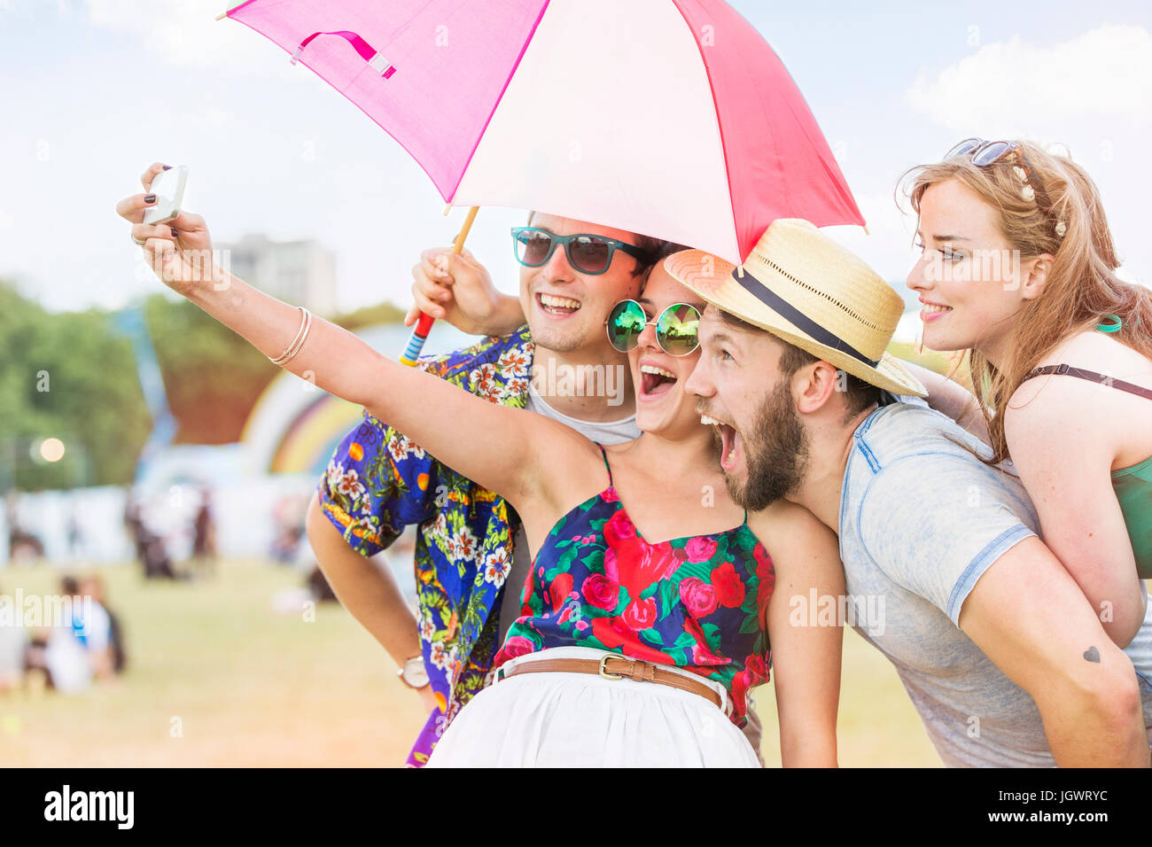 Freunde nehmen Selfie beim festival Stockfoto