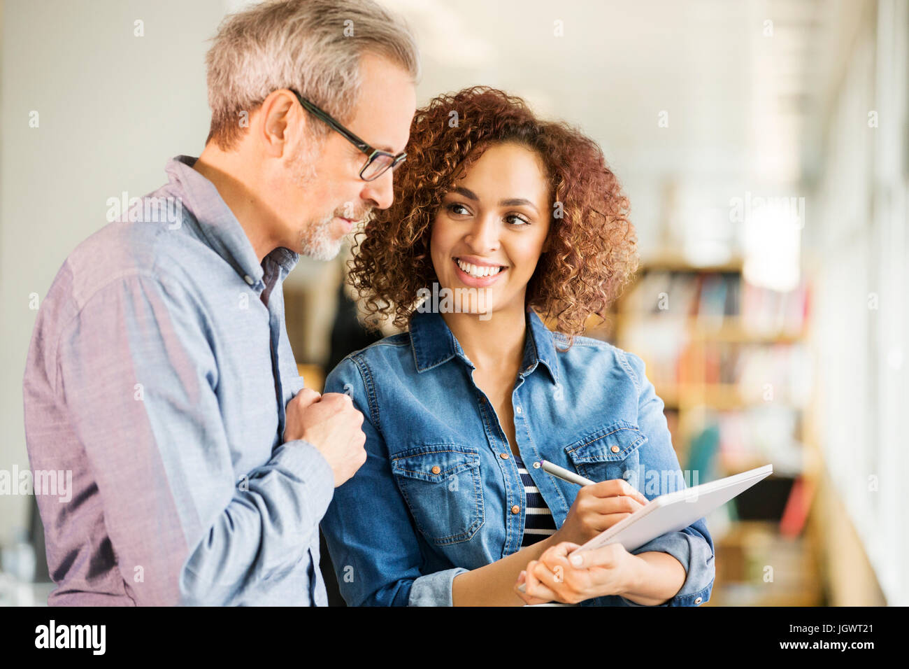 Weibliche und männliche digital Designer Notizen im Büro Stockfoto