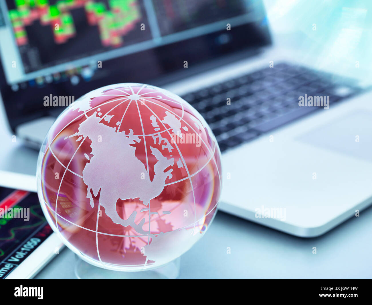Globus mit digitalen Tablet und Laptop zeigt internationale Business- Stockfoto