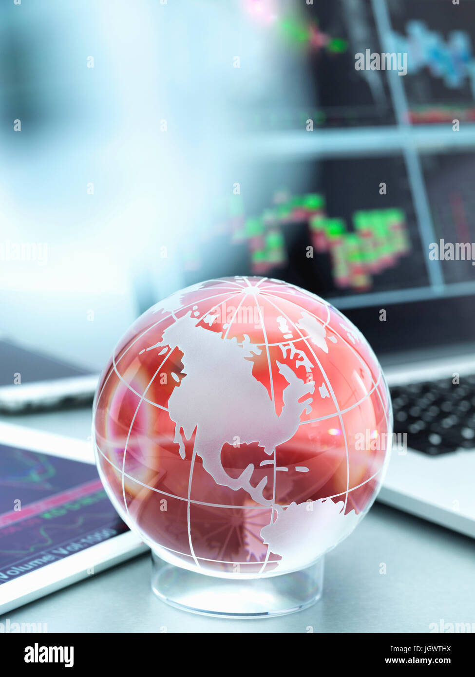 Globus mit digitalen Tablet und Laptop zeigt internationale Business- Stockfoto