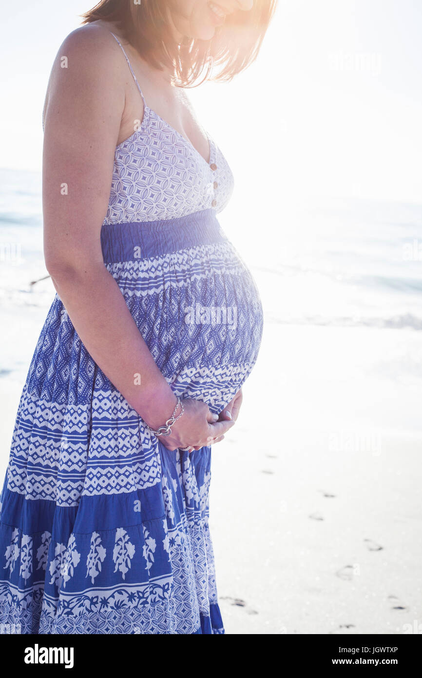 Schwangere Frau am Strand, Kapstadt, Südafrika Stockfoto