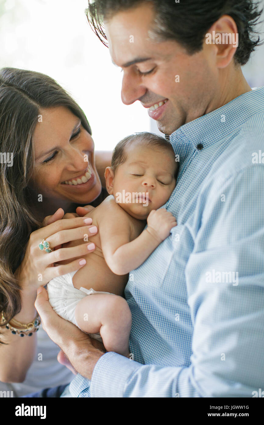 Porträt von Mutter und Vater, neugeborenes Baby Boy, lächelnd halten Stockfoto
