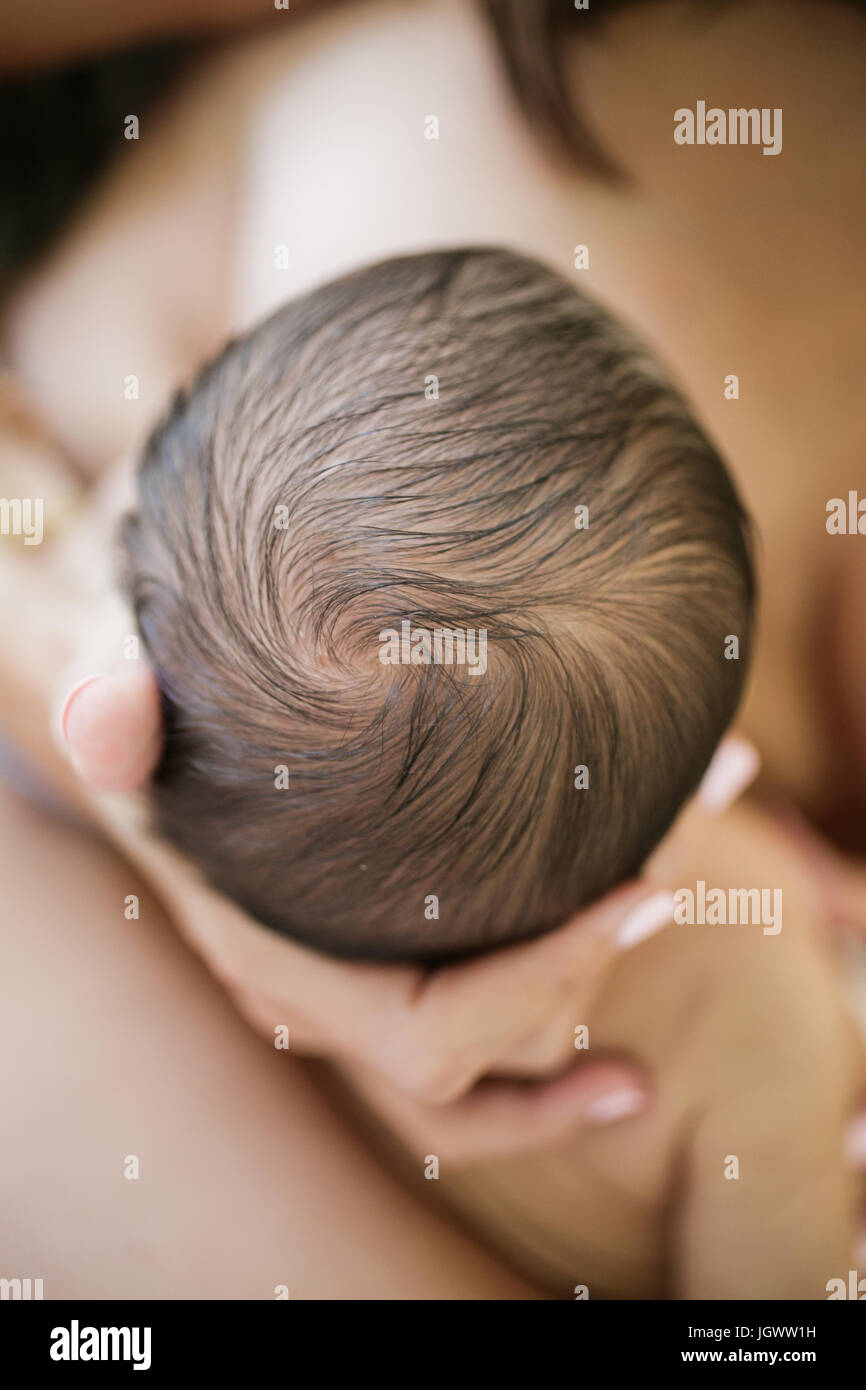 Mutter Holding neugeborenes Baby Boy, Mittelteil, Nahaufnahme Stockfoto