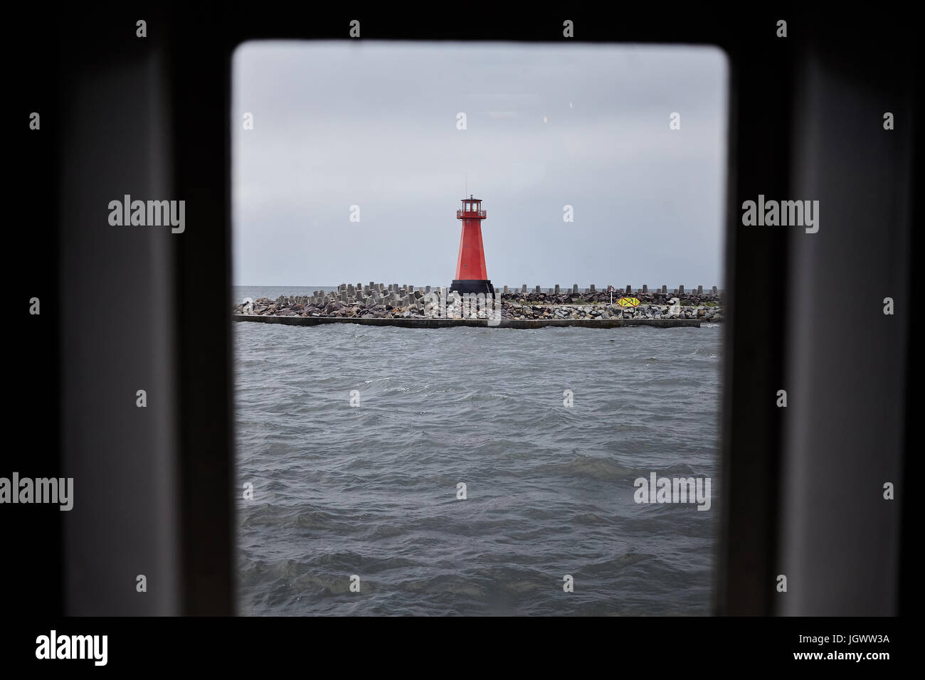 Regenwetter und roten Leuchtturm an der Danziger Bucht, Nordpolen, Juli 2017. Stockfoto