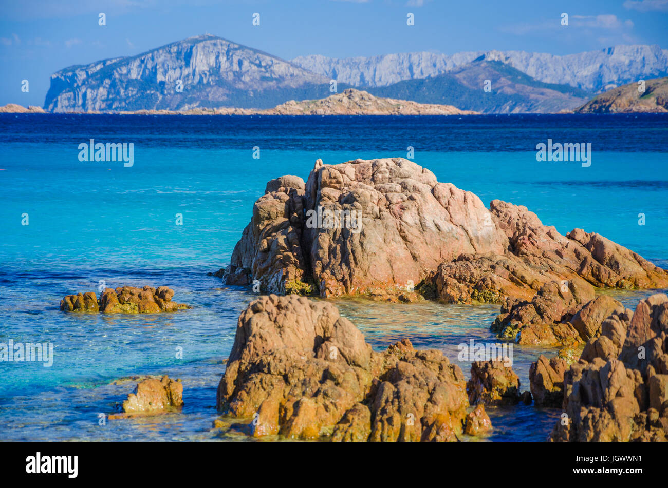 Klar erstaunliche Azure farbig Meerwasser am Strand von Capriccioli mit Granitfelsen, Sardinien, Italien Stockfoto