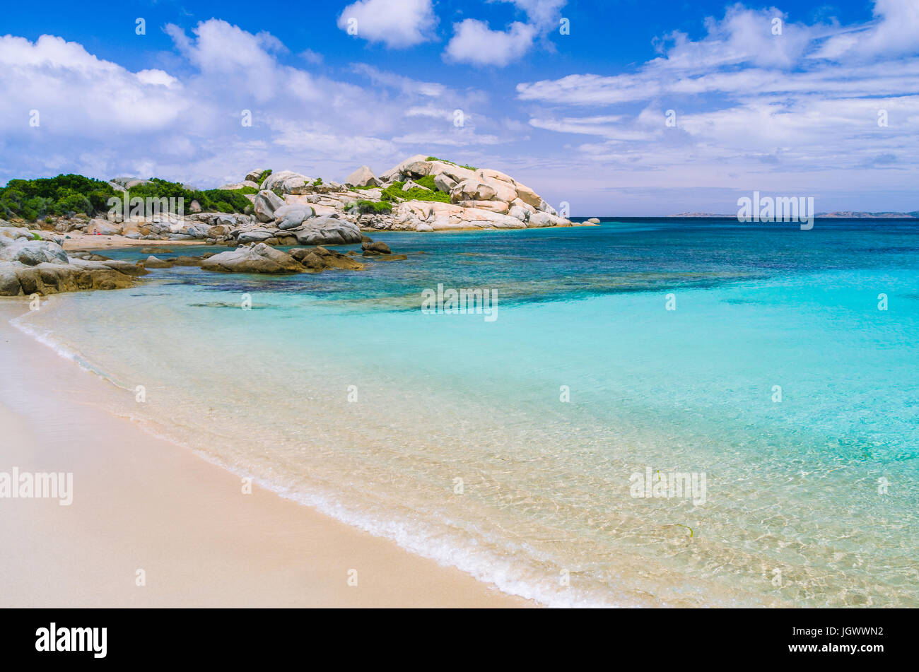 Azure Strand mit klarem Wasser in der Nähe von Porto Pollo auf der schönen Insel Sardinien, Italien Stockfoto