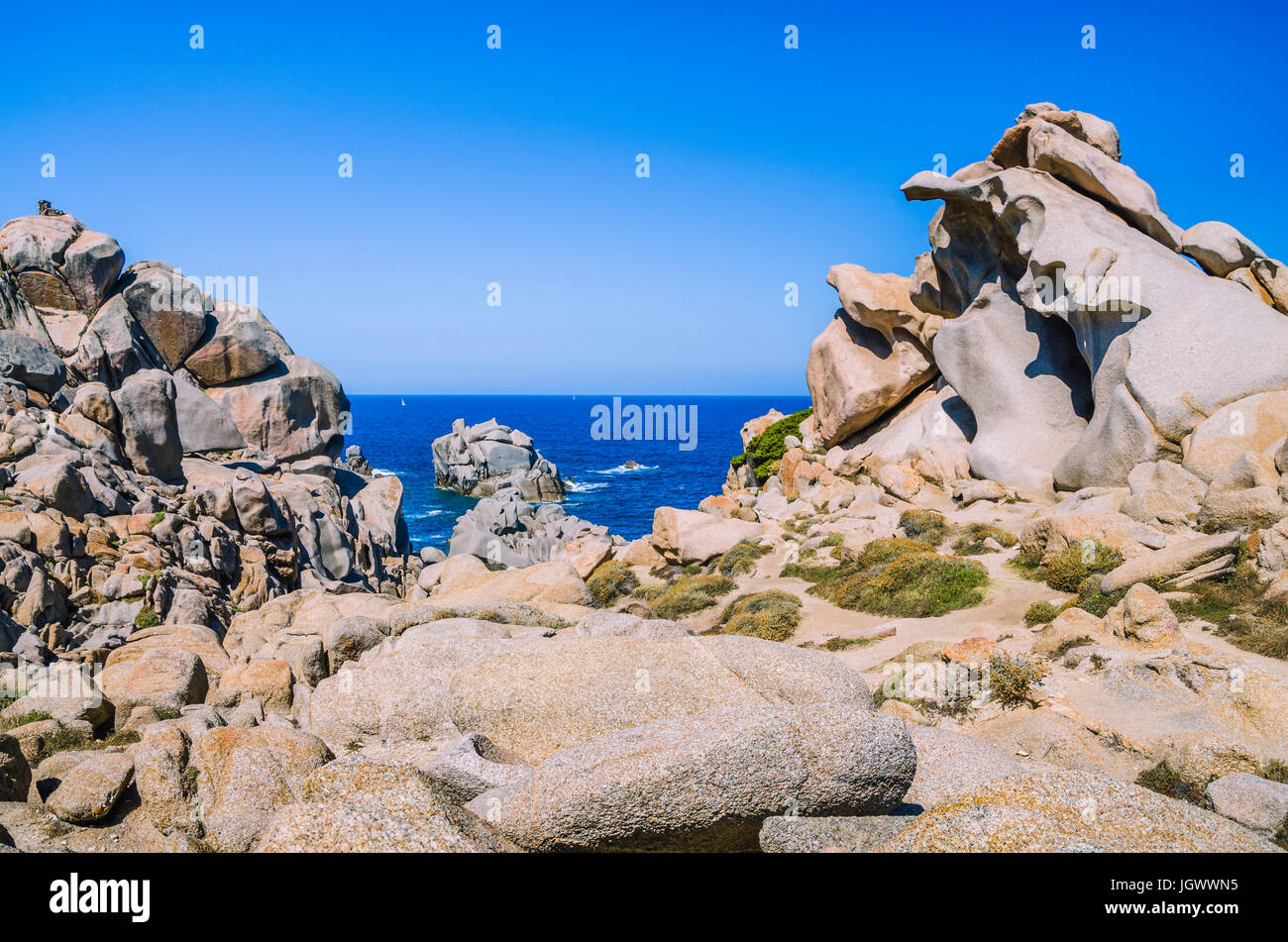 Weg zwischen bizarren Granit Felsformationen in Capo Testa, Sardinien, Italien Stockfoto