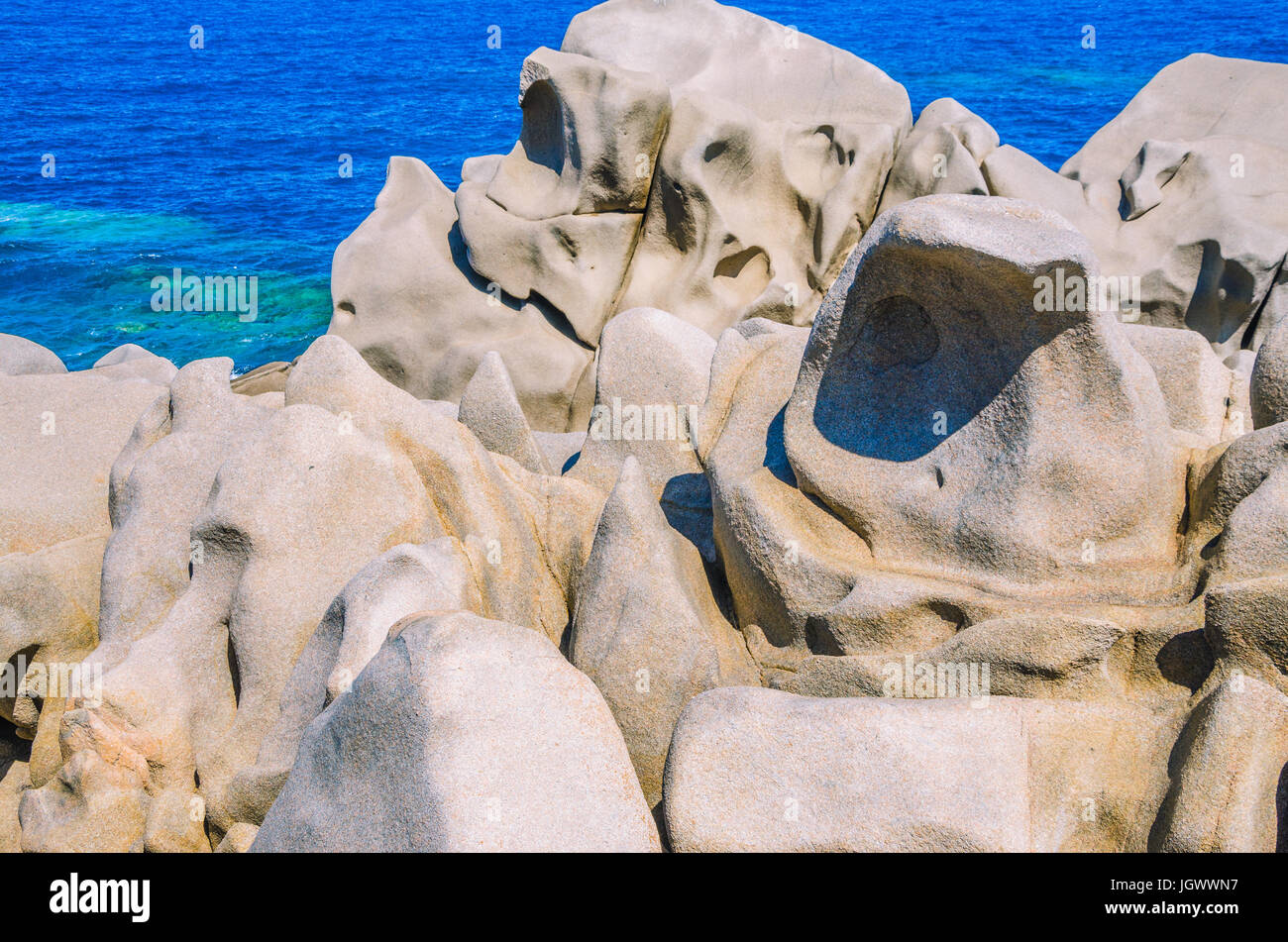 Granitfelsen auf Capo Testa an sonnigen Tag in der Nähe von Santa di Gallura, Sardinien, Italien Stockfoto