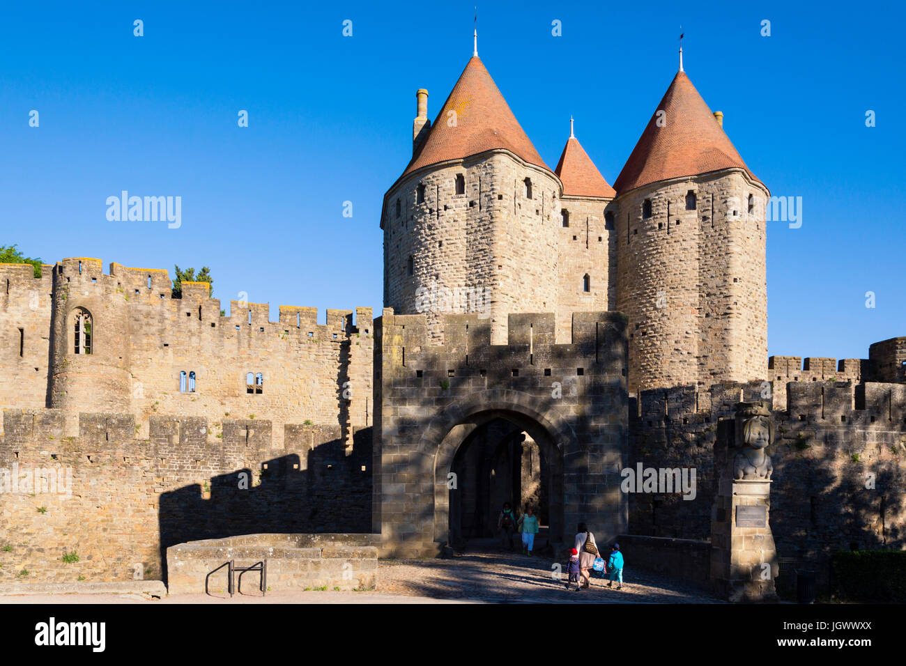Carcassonne, Languedoc-Roussillon, Frankreich. Porte Narbonnaise.  Ein Einstiegspunkt in die Altstadt. Die Cite de Carcassonne ist ein UNESCO-World Heritage Si Stockfoto