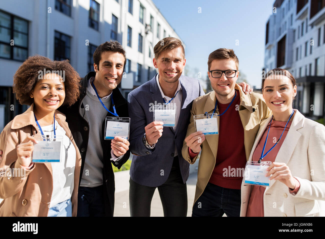 Business-Team mit Konferenz-Badges in Stadt Stockfoto