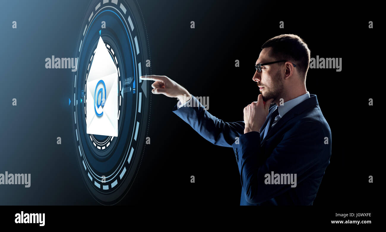 Geschäftsmann mit e-Mail-Nachricht Hologramm Stockfoto