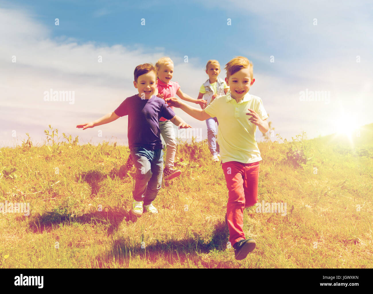 Gruppe von Kindern im freien laufen Stockfoto