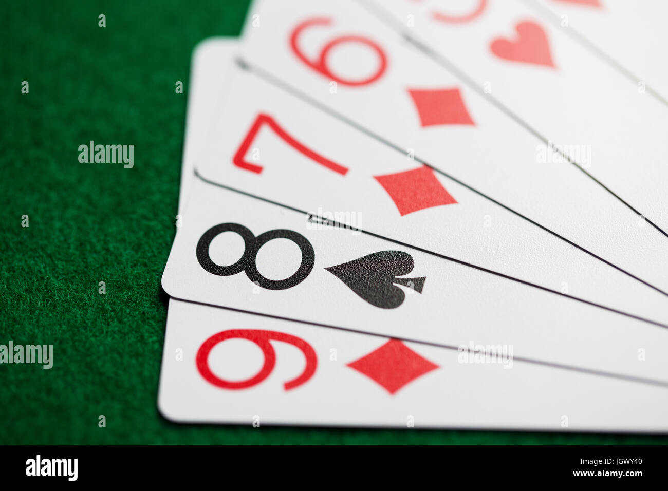 Pokerhand von Spielkarten auf grüne Casino Tuch Stockfoto