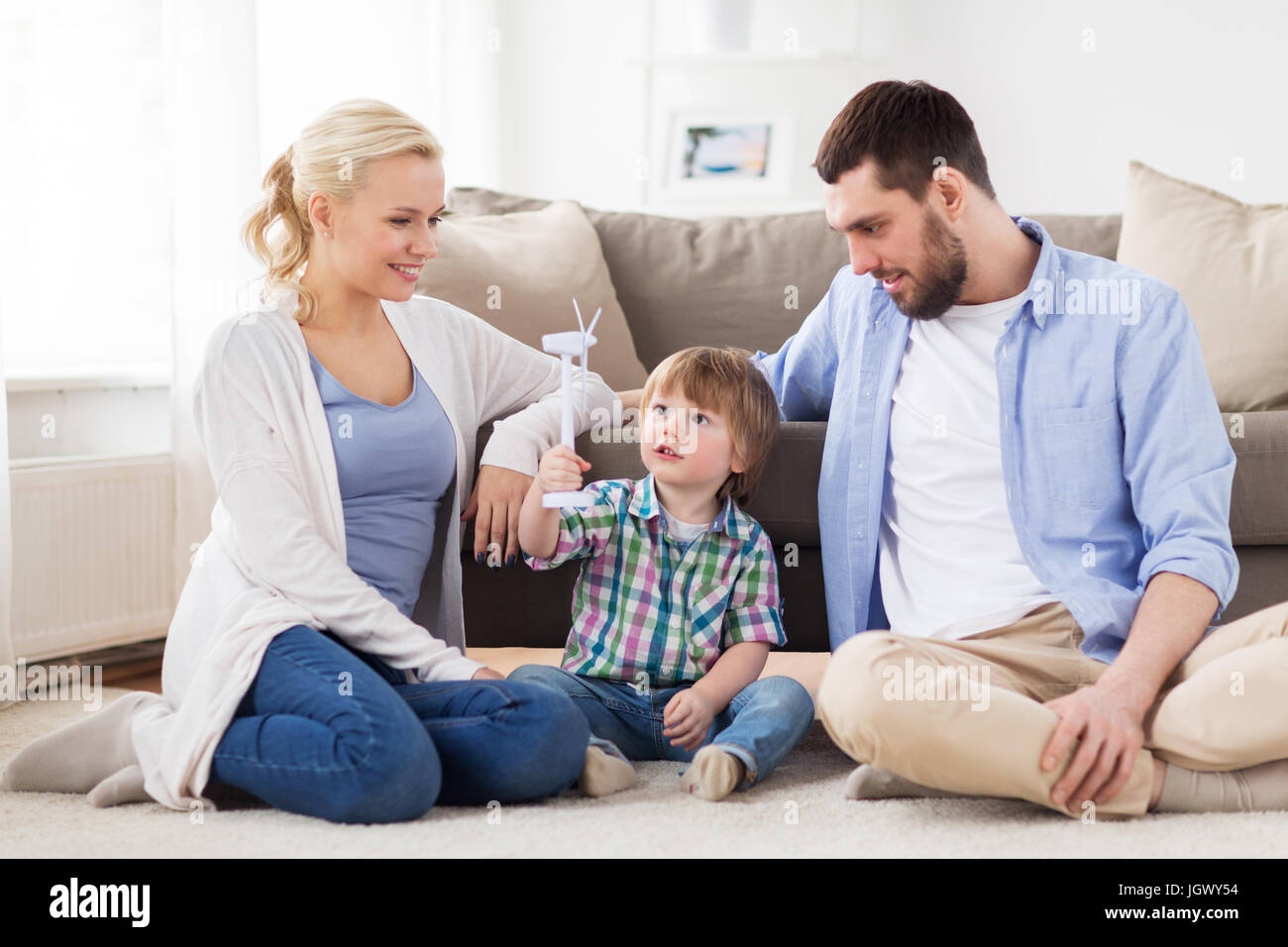 glückliche Familie spielen mit Spielzeug-Windrad Stockfoto