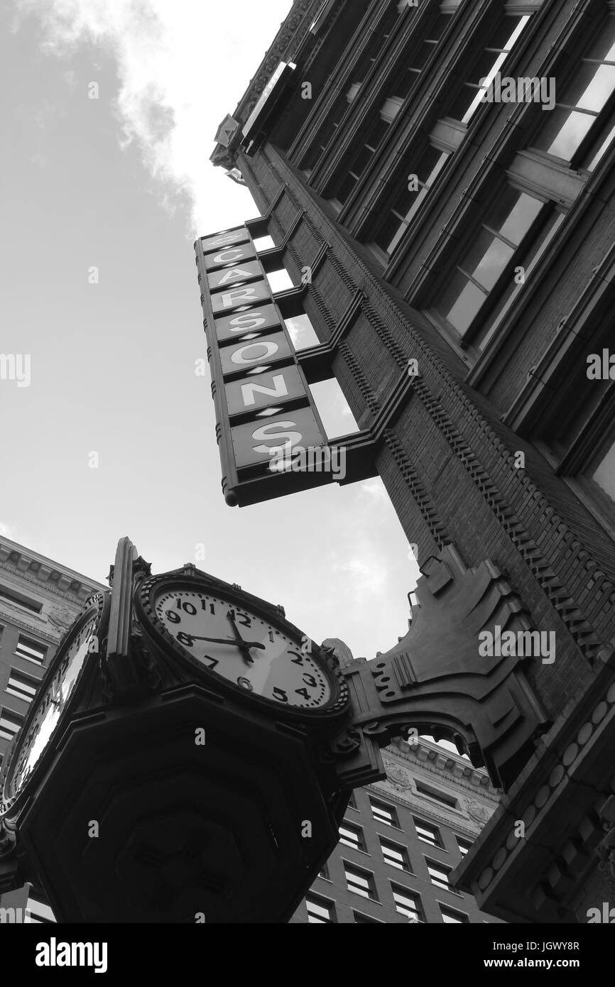 Machen einen Spaziergang In Downtown Indianapolis. Es ist eine schöne Stadt mit Gebäuden, die die Geschichte ihrer Stadt zeigen. Dies war eine einzigartige Kleidung zu speichern. Stockfoto