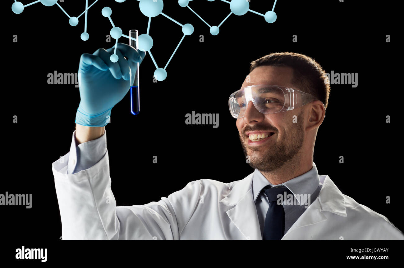 lächelnde Wissenschaftler mit Reagenzglas und Molekülen Stockfoto